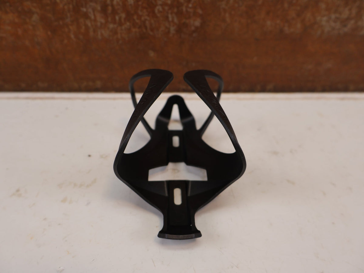 Trinkflaschen und Halter von Most, MOST TRAP PACF FLASCHENHALTER CARBON SCHWARZ 31G vor USEDBIKES-OB.DE Hintergrund