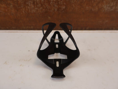 Trinkflaschen und Halter von Most, MOST TRAP PACF FLASCHENHALTER CARBON SCHWARZ 31G vor USEDBIKES-OB.DE Hintergrund