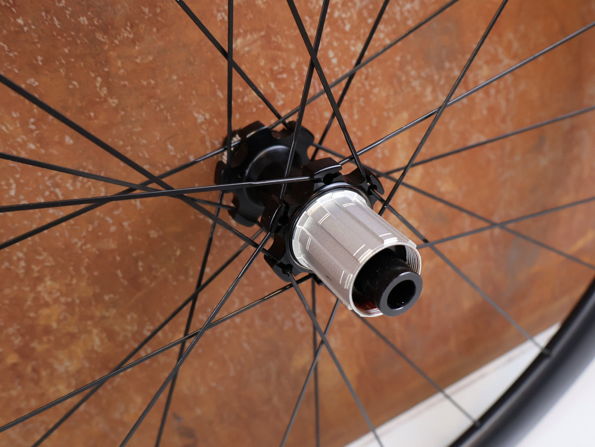 Laufrad/Laufradsatz von Most, MOST ULTRAFAST 40 TLR DB CARBON LAUFRADSATZ SHIMANO HG 1570G vor USEDBIKES-OB.DE Hintergrund