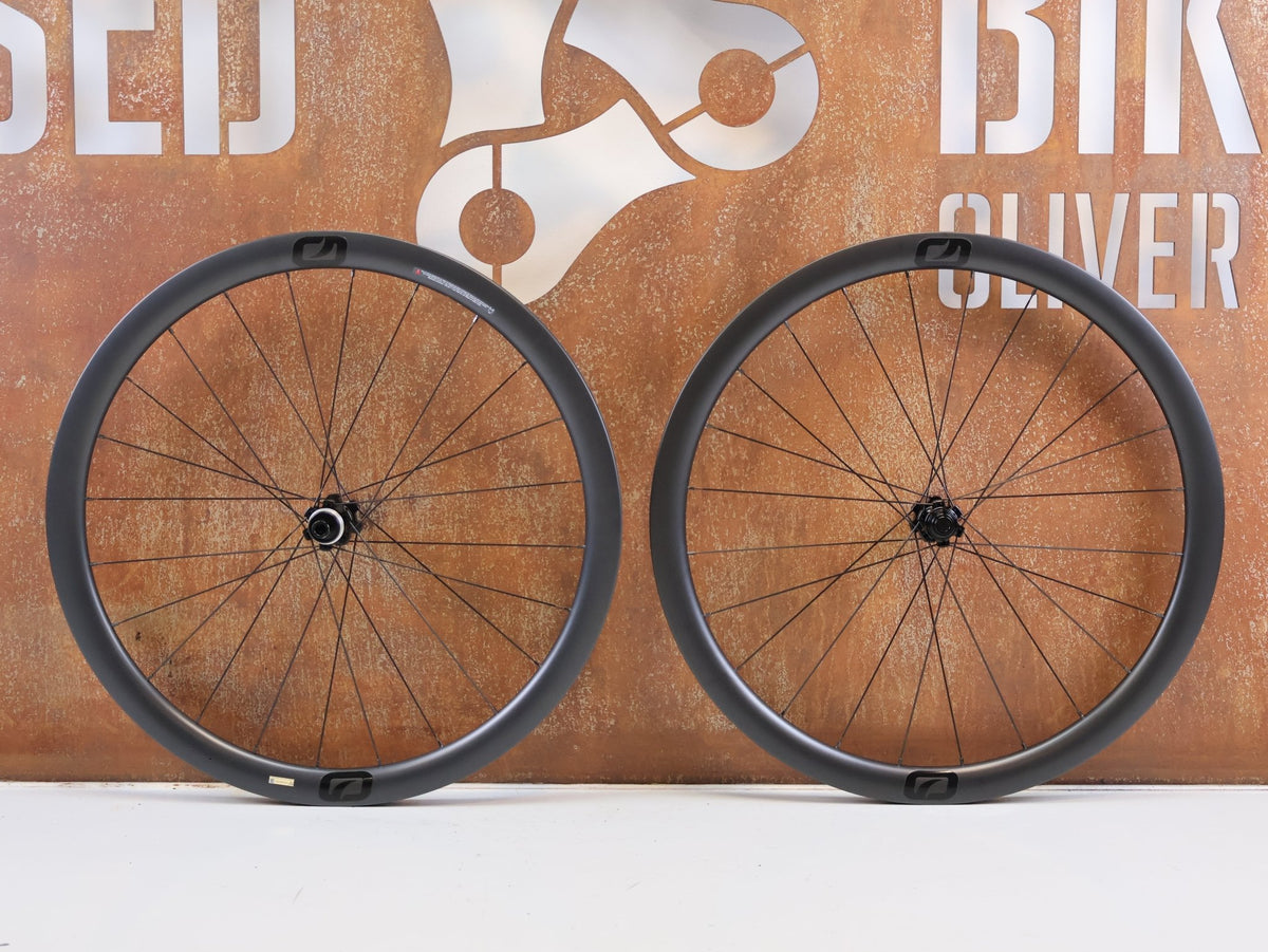 Laufrad/Laufradsatz von Most, MOST ULTRAFAST 40 TLR DB CARBON LAUFRADSATZ SHIMANO HG 1570G vor USEDBIKES-OB.DE Hintergrund