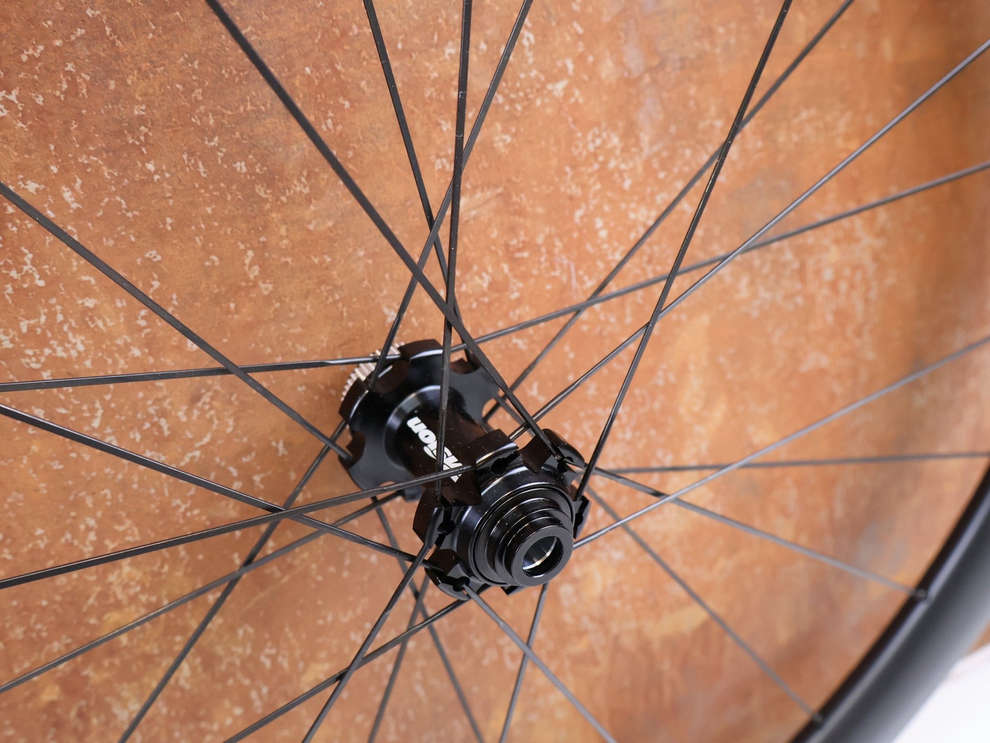 Laufrad/Laufradsatz von Most, MOST ULTRAFAST 40 TLR DB CARBON LAUFRADSATZ SHIMANO HG 1570G vor USEDBIKES-OB.DE Hintergrund