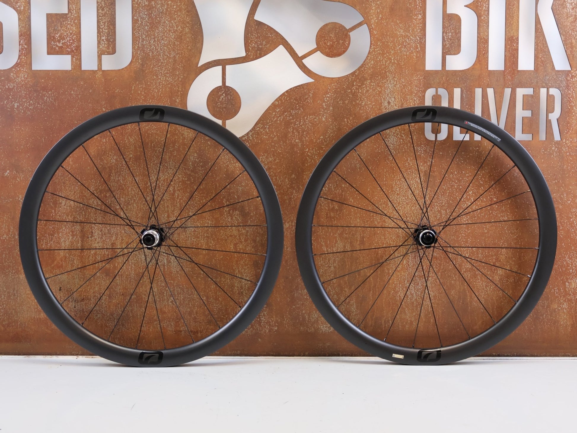 Laufrad/Laufradsatz von Most, MOST ULTRAFAST 40 TLR DB CARBON LAUFRADSATZ SHIMANO HG 1570G vor USEDBIKES-OB.DE Hintergrund