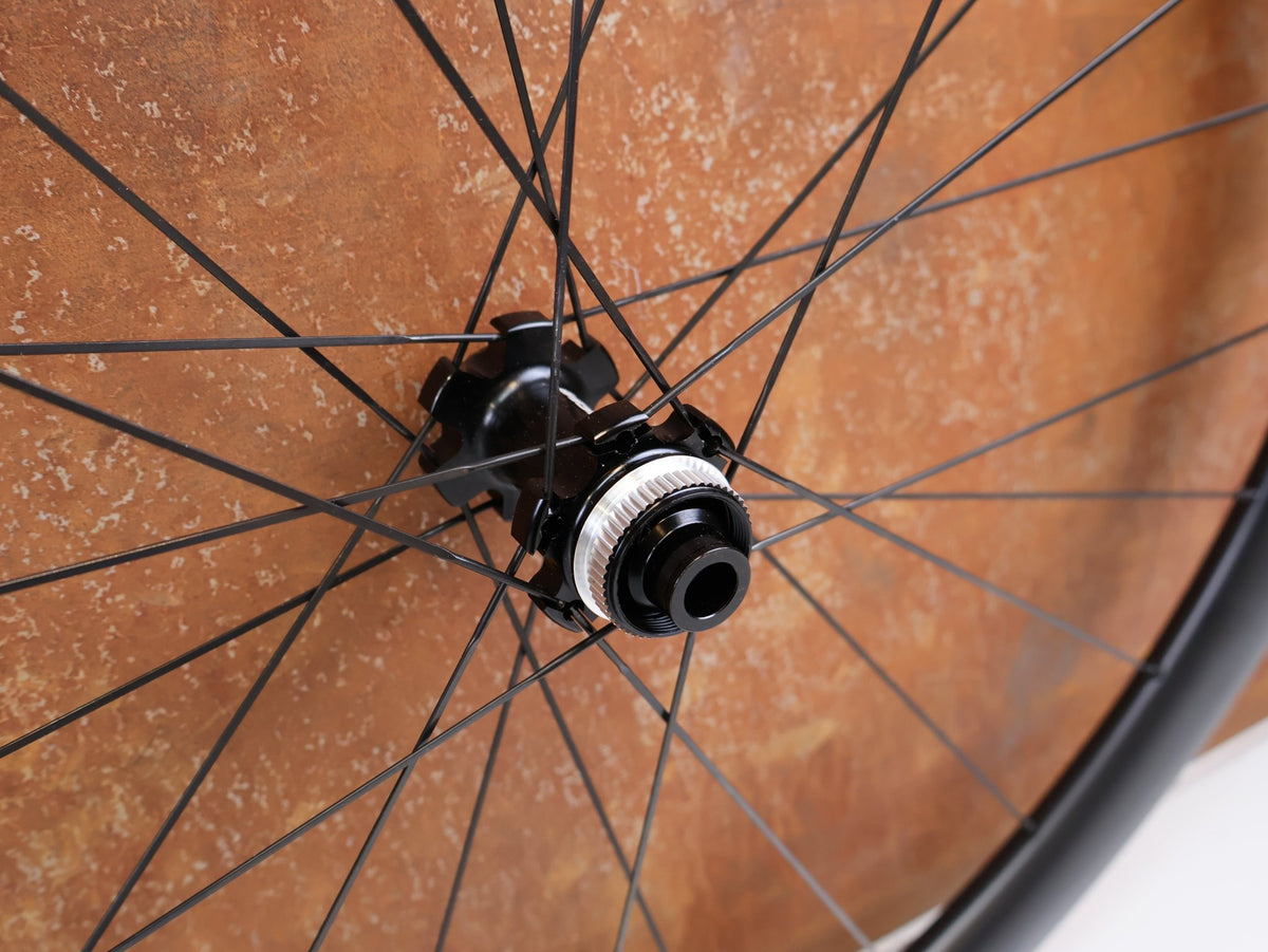 Laufrad/Laufradsatz von Most, MOST ULTRAFAST 40 TLR DB CARBON LAUFRADSATZ SHIMANO HG 1570G vor USEDBIKES-OB.DE Hintergrund