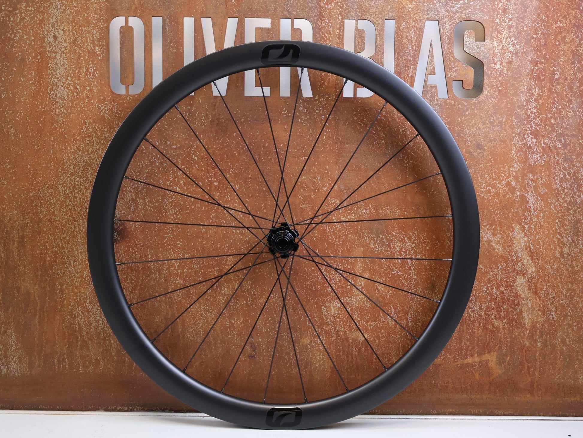 Laufrad/Laufradsatz von Most, MOST ULTRAFAST 40 TLR DB CARBON LAUFRADSATZ SHIMANO HG 1570G vor USEDBIKES-OB.DE Hintergrund