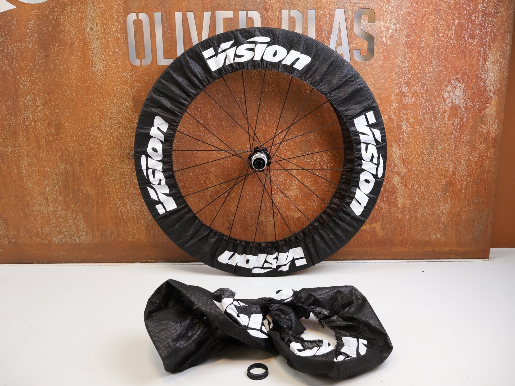 Laufrad/Laufradsatz von Most, MOST ULTRAFAST 40 TLR DB CARBON LAUFRADSATZ SHIMANO HG 1570G vor USEDBIKES-OB.DE Hintergrund