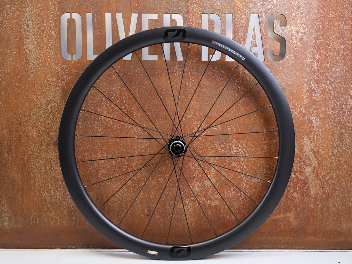 Laufrad/Laufradsatz von Most, MOST ULTRAFAST 40 TLR DB CARBON LAUFRADSATZ SHIMANO HG 1570G vor USEDBIKES-OB.DE Hintergrund