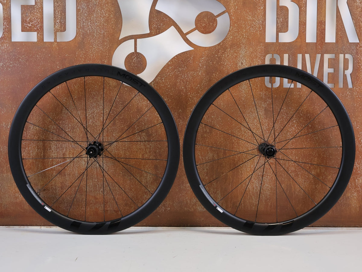 Laufrad/Laufradsatz von Most, MOST ULTRAFAST 45 DB TRL CARBON LAUFRADSATZ SHIMANO HG 1575G vor USEDBIKES-OB.DE Hintergrund