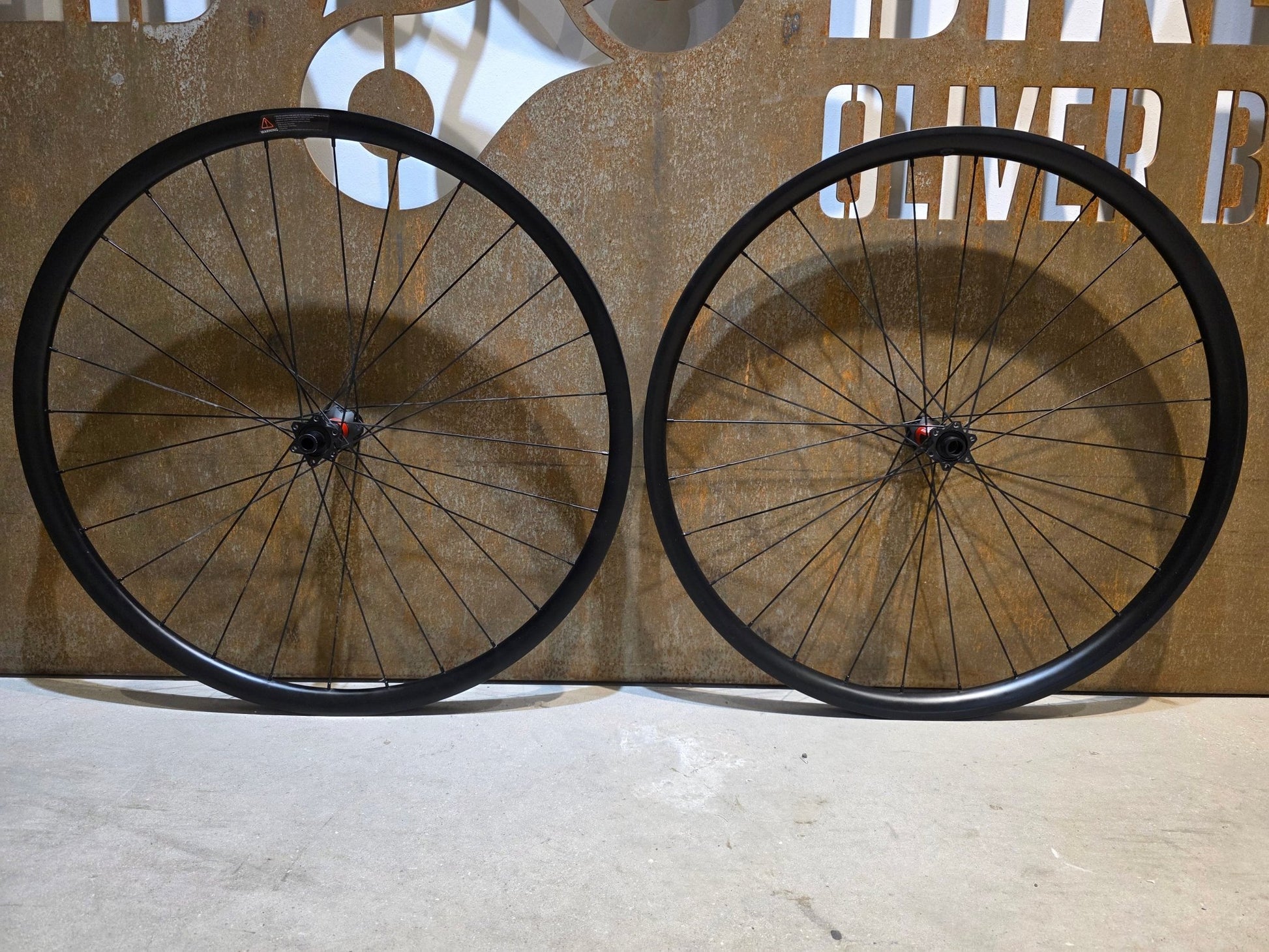 Laufrad/Laufradsatz von Mse, MSE 29 ZOLL CARBON LAUFRADSATZ BOOST 6 - LOCH DISC vor USEDBIKES - OB.DE Hintergrund