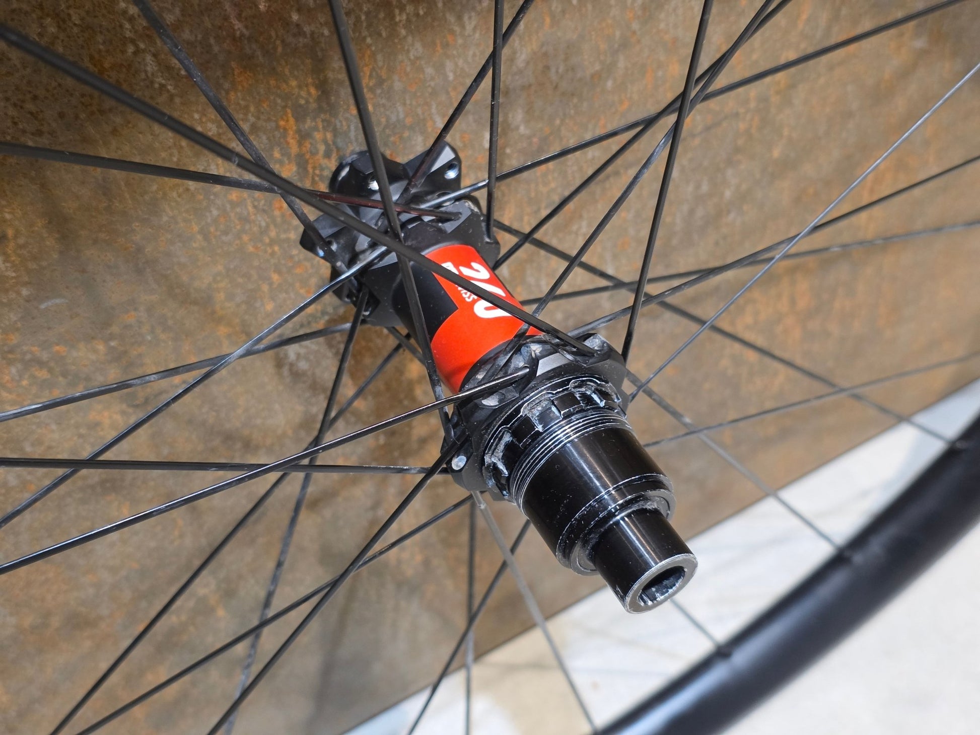 Laufrad/Laufradsatz von Mse, MSE 29 ZOLL CARBON LAUFRADSATZ BOOST 6 - LOCH DISC vor USEDBIKES - OB.DE Hintergrund