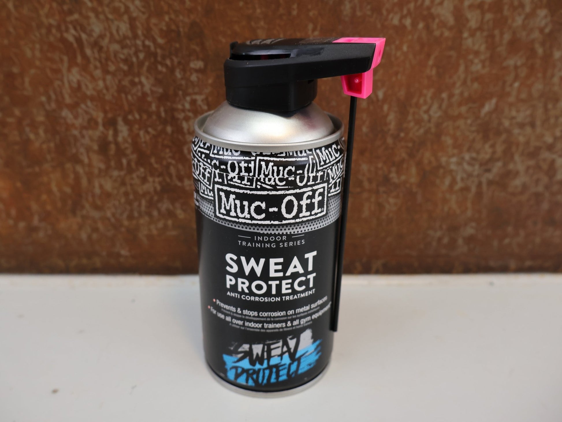 Pflege & Wartung von Muc - Off, MUC - OFF SWEAT PROTECT / KORROSIONSSCHUTZ / 300 ML / INDOOR - TRAINING vor USEDBIKES - OB.DE Hintergrund