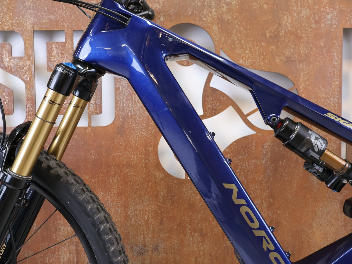 E-Mountainbike von Norco, Norco Sight VLT C1 Shimano EP8 900Wh Fox 36 160mm / XL vor USEDBIKES-OB.DE Hintergrund