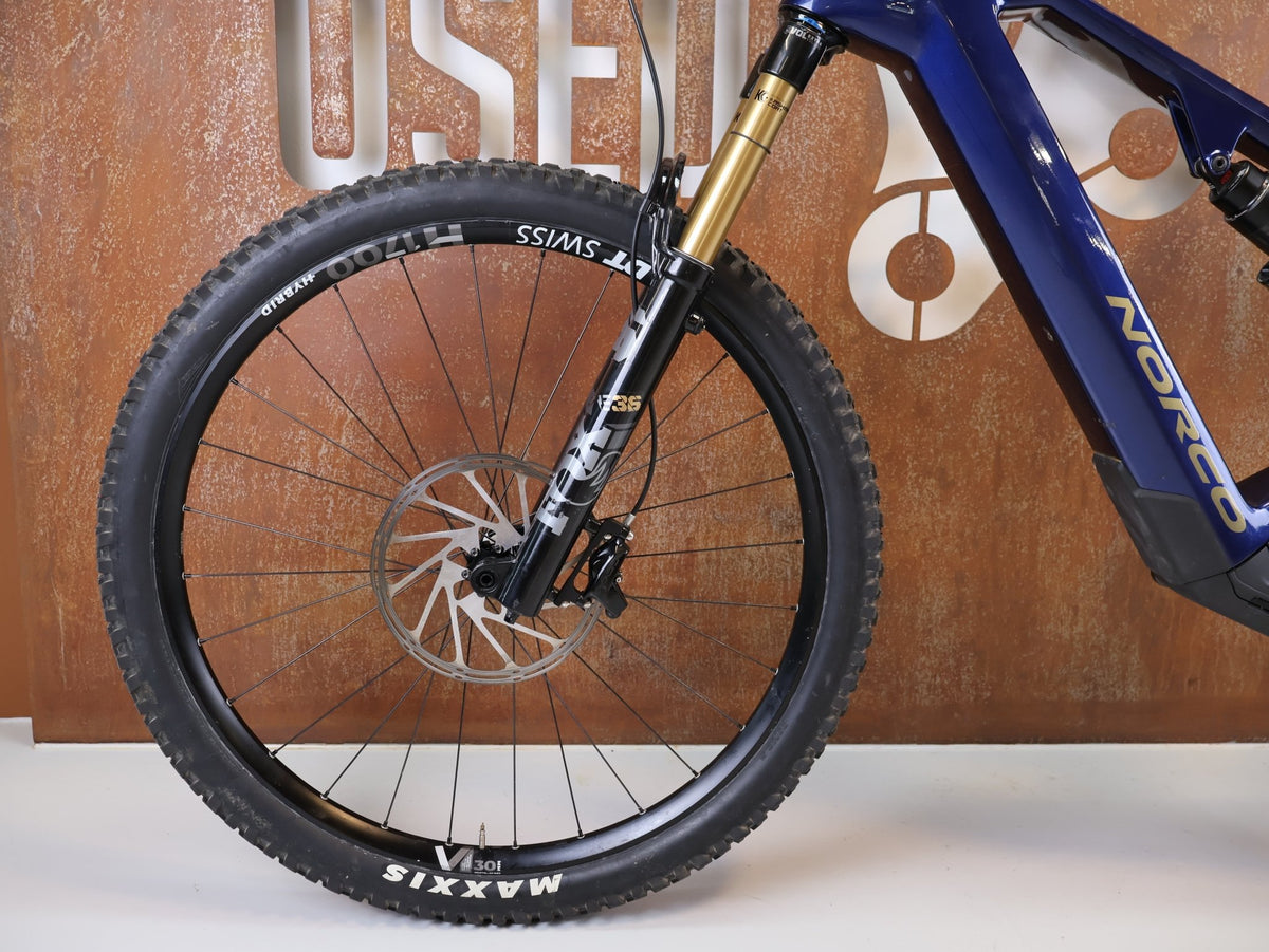 E-Mountainbike von Norco, Norco Sight VLT C1 Shimano EP8 900Wh Fox 36 160mm / XL vor USEDBIKES-OB.DE Hintergrund