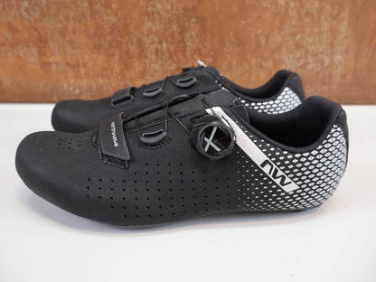 RR - Herrenschuhe von Northwave, NORTHWAVE CORE PLUS 2 WIDE / RENNRADSCHUHE / BREITE PASSFORM / CARBON - NRG / SLW3 vor USEDBIKES - OB.DE Hintergrund