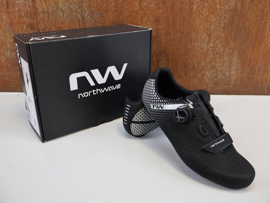 RR - Herrenschuhe von Northwave, NORTHWAVE CORE PLUS 2 WIDE / RENNRADSCHUHE / BREITE PASSFORM / CARBON - NRG / SLW3 vor USEDBIKES - OB.DE Hintergrund