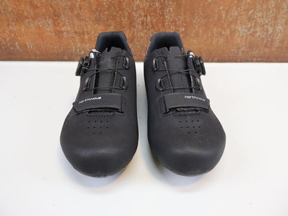 RR - Herrenschuhe von Northwave, NORTHWAVE CORE PLUS 2 WIDE / RENNRADSCHUHE / BREITE PASSFORM / CARBON - NRG / SLW3 vor USEDBIKES - OB.DE Hintergrund