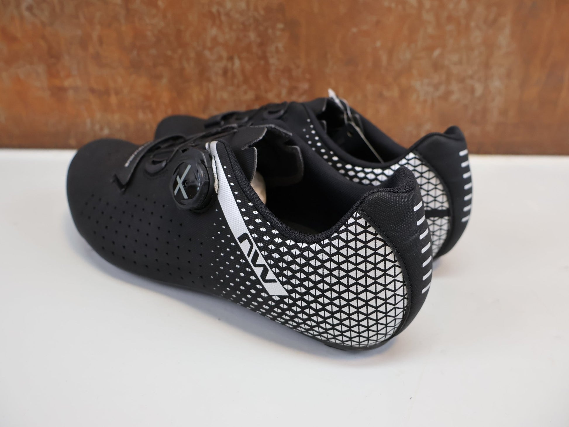 RR - Herrenschuhe von Northwave, NORTHWAVE CORE PLUS 2 WIDE / RENNRADSCHUHE / BREITE PASSFORM / CARBON - NRG / SLW3 vor USEDBIKES - OB.DE Hintergrund