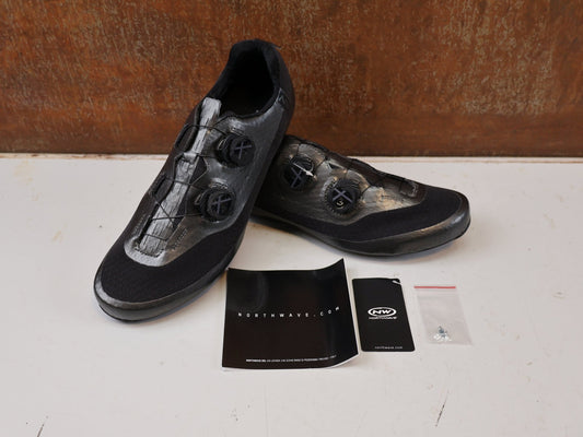 RR-Herrenschuhe von Northwave, NORTHWAVE MISTRAL PLUS RENNRADSCHUHE METALLIC-GRAU GR. 45 vor USEDBIKES-OB.DE Hintergrund