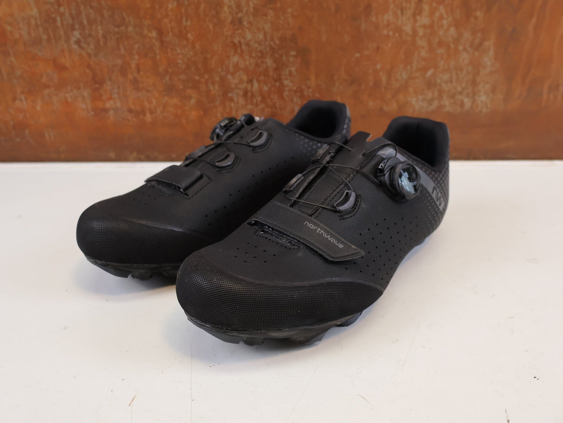 MTB-Herrenschuhe von Northwave, NORTHWAVE ORIGIN PLUS 2 WIDE MTB SCHUHE / 44.5 vor USEDBIKES-OB.DE Hintergrund