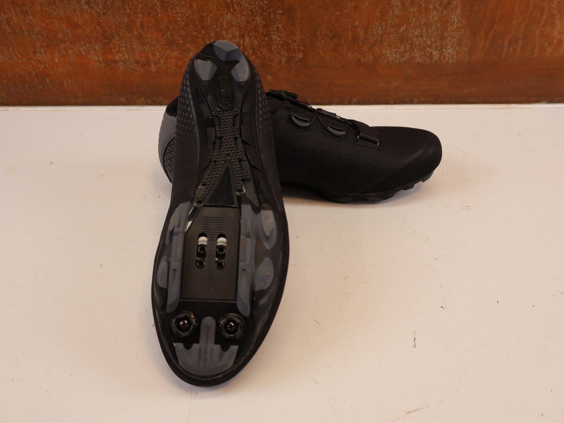 MTB-Herrenschuhe von Northwave, NORTHWAVE ORIGIN PLUS 2 WIDE MTB SCHUHE / 44.5 vor USEDBIKES-OB.DE Hintergrund