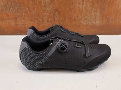 MTB-Herrenschuhe von Northwave, NORTHWAVE ORIGIN PLUS 2 WIDE MTB SCHUHE / 44.5 vor USEDBIKES-OB.DE Hintergrund