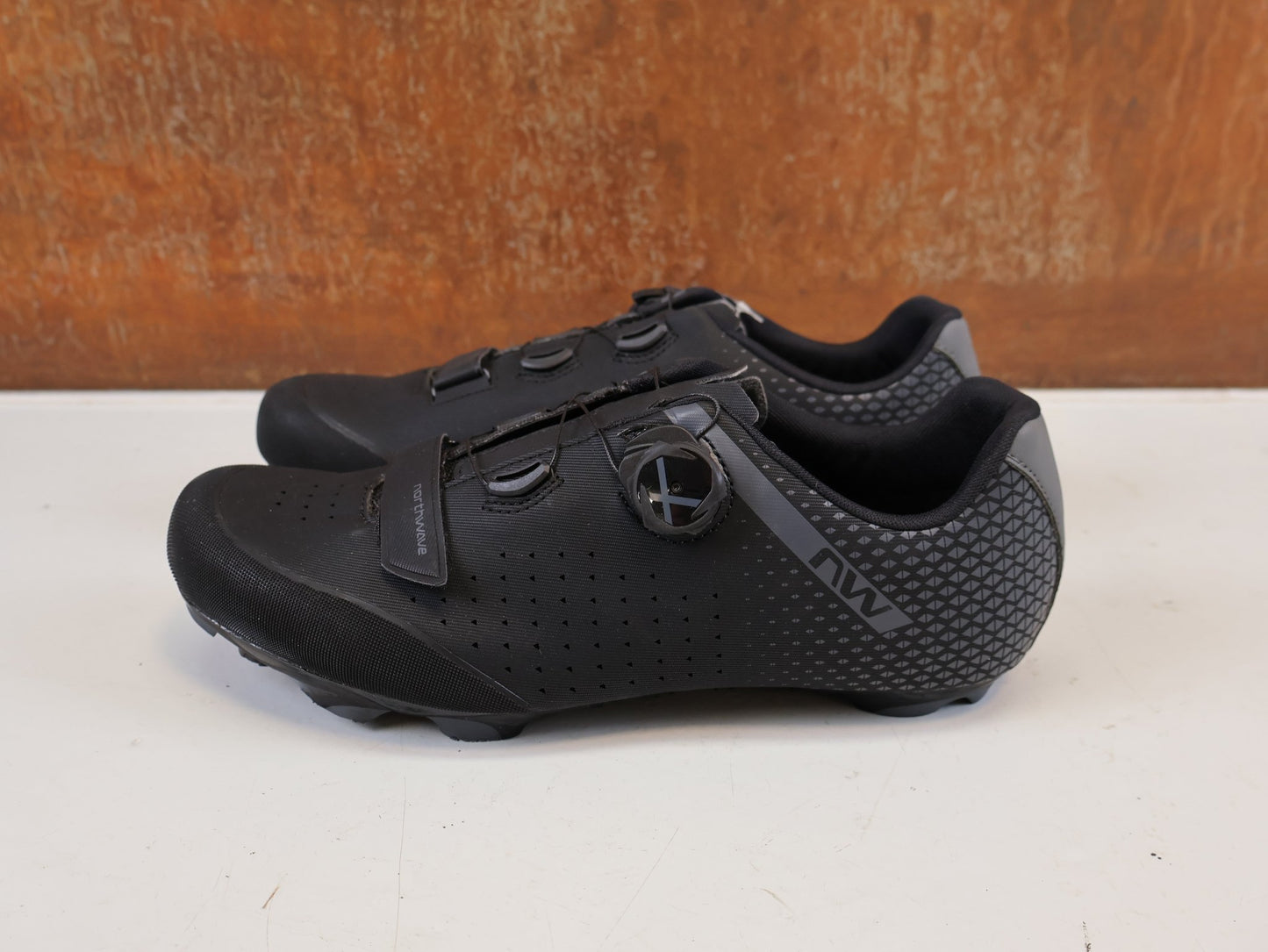 MTB-Herrenschuhe von Northwave, NORTHWAVE ORIGIN PLUS 2 WIDE MTB SCHUHE / 44.5 vor USEDBIKES-OB.DE Hintergrund