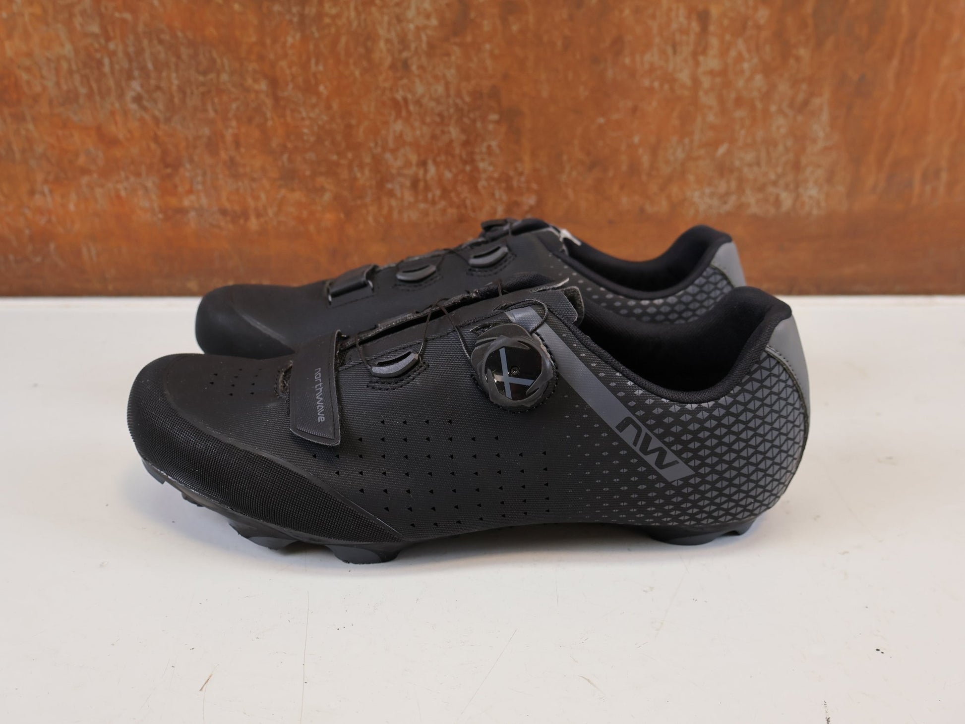 MTB-Herrenschuhe von Northwave, NORTHWAVE ORIGIN PLUS 2 WIDE MTB SCHUHE / 44.5 vor USEDBIKES-OB.DE Hintergrund