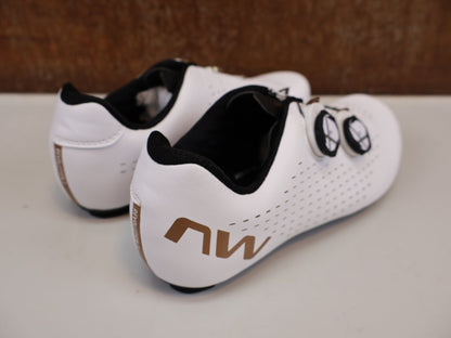 RR - Herrenschuhe von Northwave, NORTHWAVE REVOLUTION 3 RENNRADSCHUHE / WEISS / GR. 40 / CARBON - SOHLE / SLW3 vor USEDBIKES - OB.DE Hintergrund