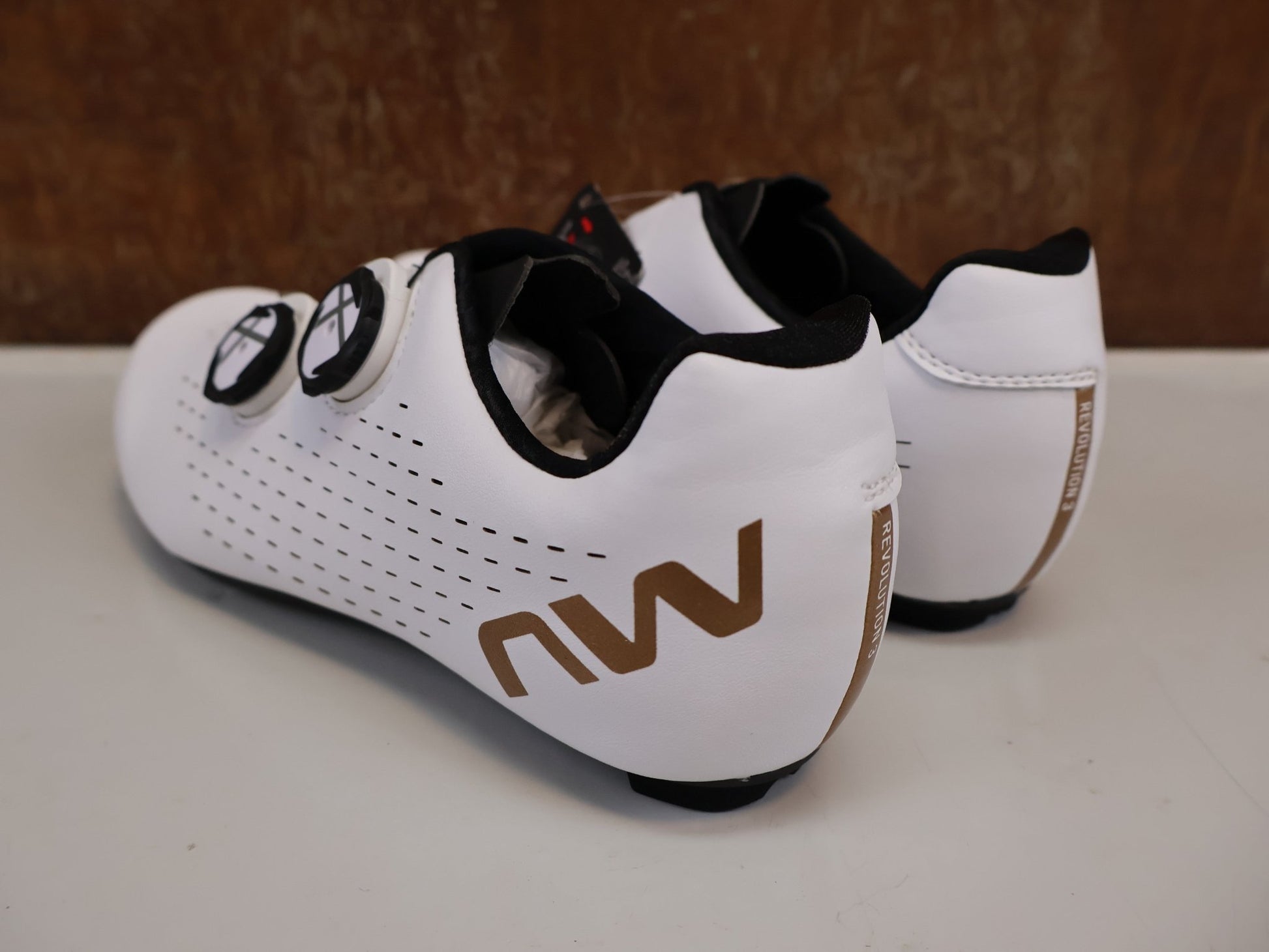 RR - Herrenschuhe von Northwave, NORTHWAVE REVOLUTION 3 RENNRADSCHUHE / WEISS / GR. 40 / CARBON - SOHLE / SLW3 vor USEDBIKES - OB.DE Hintergrund
