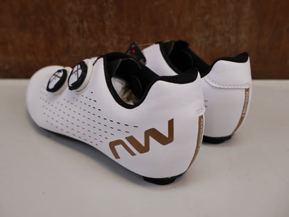 RR - Herrenschuhe von Northwave, NORTHWAVE REVOLUTION 3 RENNRADSCHUHE / WEISS / GR. 40 / CARBON - SOHLE / SLW3 vor USEDBIKES - OB.DE Hintergrund