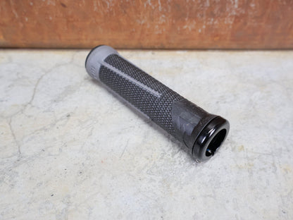 Griffe und Lenkerbänder von Odi, ODI AG - 1 LOCK - ON 2.1 MTB GRIFFE – 135 MM / BLACK - GRAPHITE – AARON GWIN SIGNATURE vor USEDBIKES - OB.DE Hintergrund