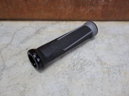 Griffe und Lenkerbänder von Odi, ODI AG - 1 LOCK - ON 2.1 MTB GRIFFE – 135 MM / BLACK - GRAPHITE – AARON GWIN SIGNATURE vor USEDBIKES - OB.DE Hintergrund