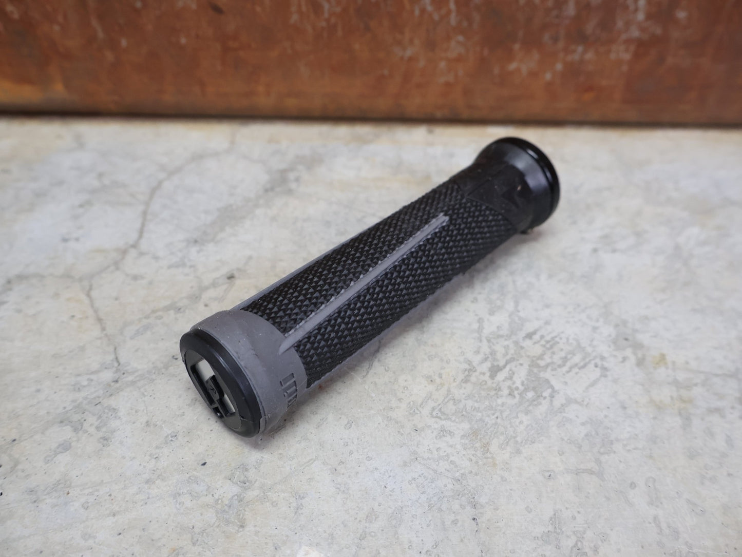 Griffe und Lenkerbänder von Odi, ODI AG - 1 LOCK - ON 2.1 MTB GRIFFE – 135 MM / BLACK - GRAPHITE – AARON GWIN SIGNATURE vor USEDBIKES - OB.DE Hintergrund