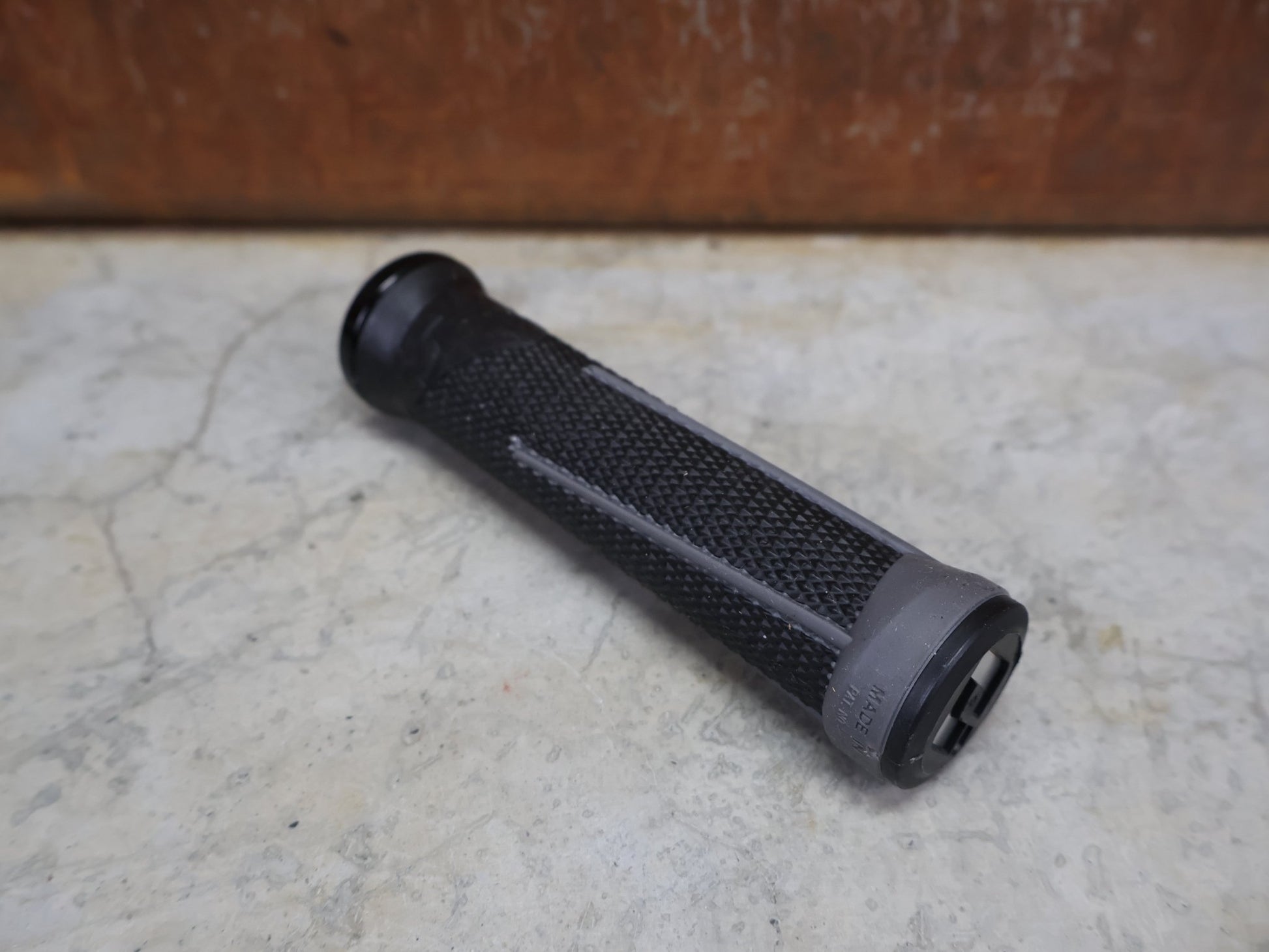 Griffe und Lenkerbänder von Odi, ODI AG - 1 LOCK - ON 2.1 MTB GRIFFE – 135 MM / BLACK - GRAPHITE – AARON GWIN SIGNATURE vor USEDBIKES - OB.DE Hintergrund