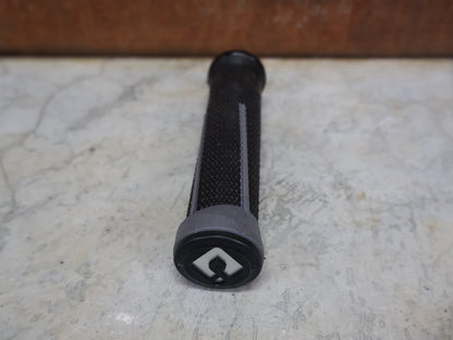 Griffe und Lenkerbänder von Odi, ODI AG - 1 LOCK - ON 2.1 MTB GRIFFE – 135 MM / BLACK - GRAPHITE – AARON GWIN SIGNATURE vor USEDBIKES - OB.DE Hintergrund