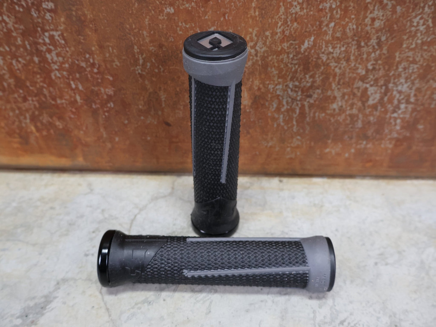 Griffe und Lenkerbänder von Odi, ODI AG - 1 LOCK - ON 2.1 MTB GRIFFE – 135 MM / BLACK - GRAPHITE – AARON GWIN SIGNATURE vor USEDBIKES - OB.DE Hintergrund