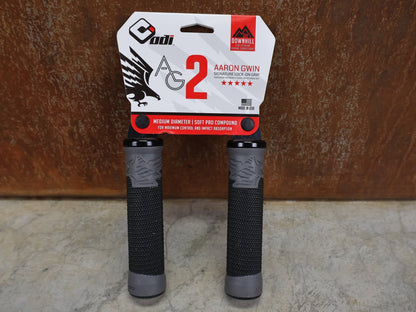 Griffe und Lenkerbänder von Odi, ODI AG - 2 LOCK - ON GRIPS – 135 MM / BLACK – AARON GWIN SIGNATURE vor USEDBIKES - OB.DE Hintergrund