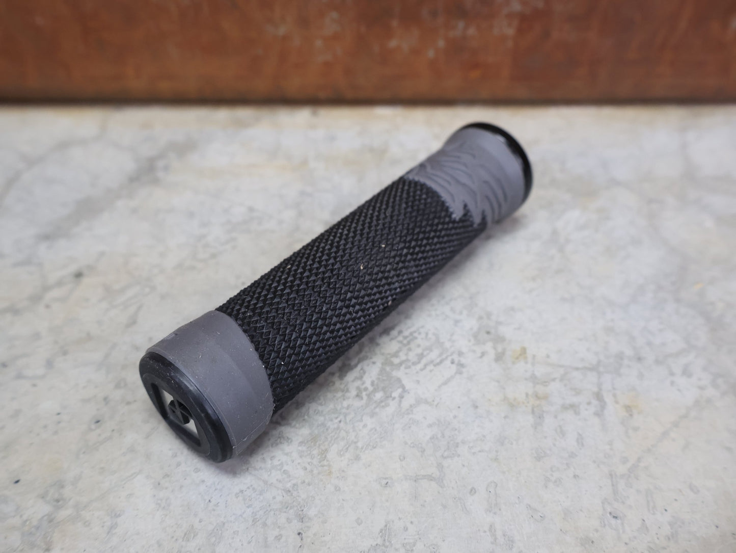 Griffe und Lenkerbänder von Odi, ODI AG - 2 LOCK - ON GRIPS – 135 MM / BLACK – AARON GWIN SIGNATURE vor USEDBIKES - OB.DE Hintergrund