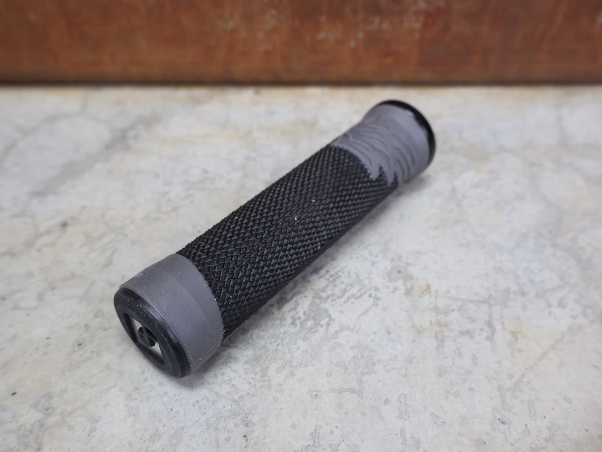Griffe und Lenkerbänder von Odi, ODI AG - 2 LOCK - ON GRIPS – 135 MM / BLACK – AARON GWIN SIGNATURE vor USEDBIKES - OB.DE Hintergrund