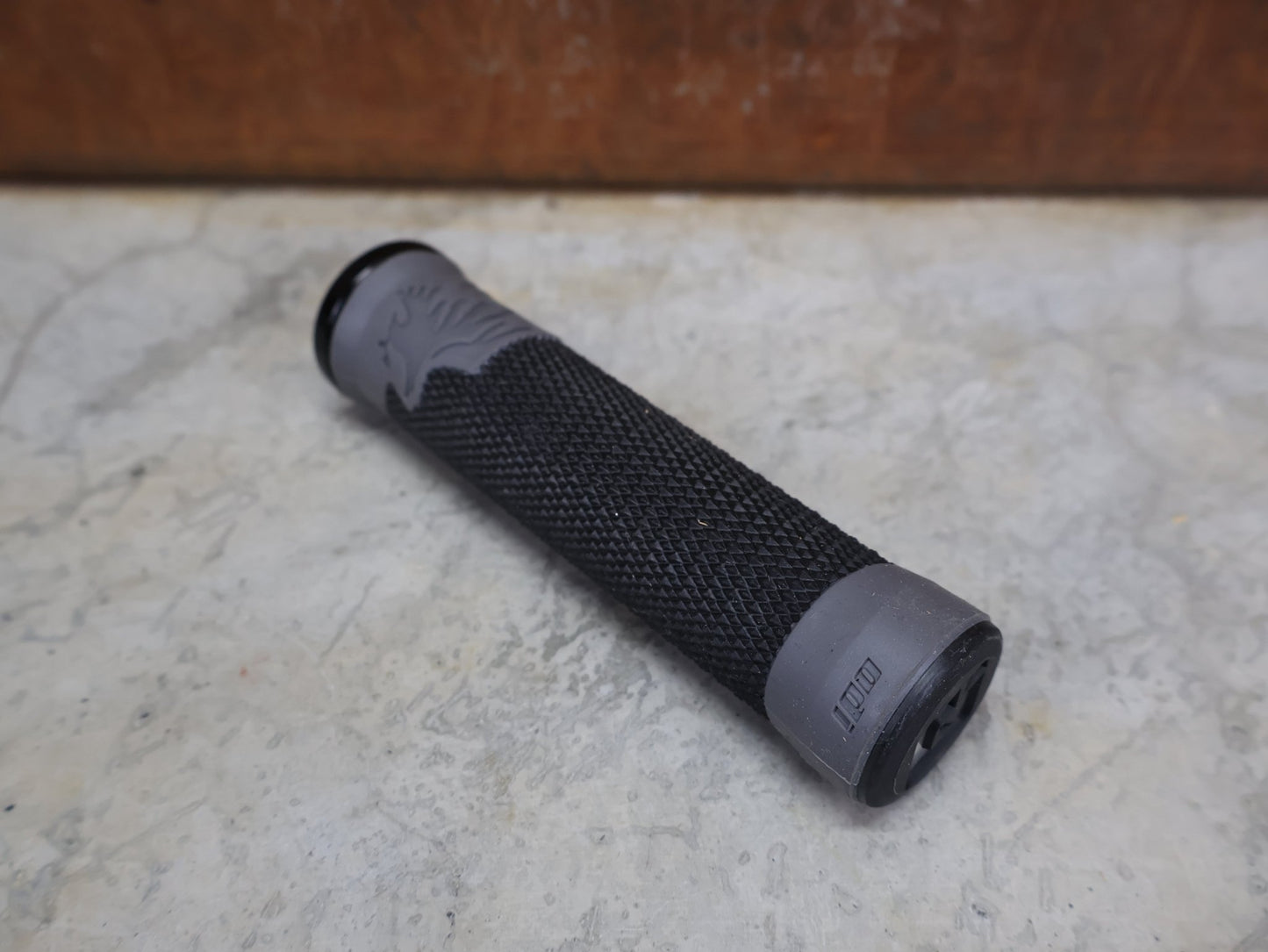 Griffe und Lenkerbänder von Odi, ODI AG - 2 LOCK - ON GRIPS – 135 MM / BLACK – AARON GWIN SIGNATURE vor USEDBIKES - OB.DE Hintergrund