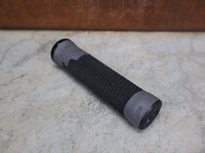 Griffe und Lenkerbänder von Odi, ODI AG - 2 LOCK - ON GRIPS – 135 MM / BLACK – AARON GWIN SIGNATURE vor USEDBIKES - OB.DE Hintergrund