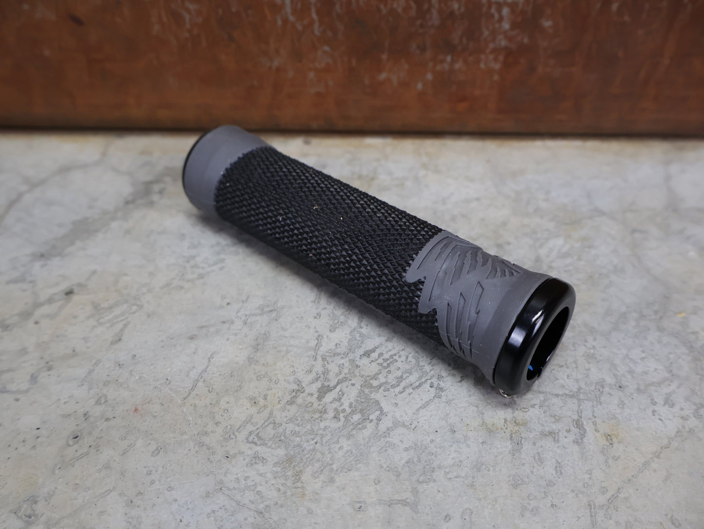 Griffe und Lenkerbänder von Odi, ODI AG - 2 LOCK - ON GRIPS – 135 MM / BLACK – AARON GWIN SIGNATURE vor USEDBIKES - OB.DE Hintergrund