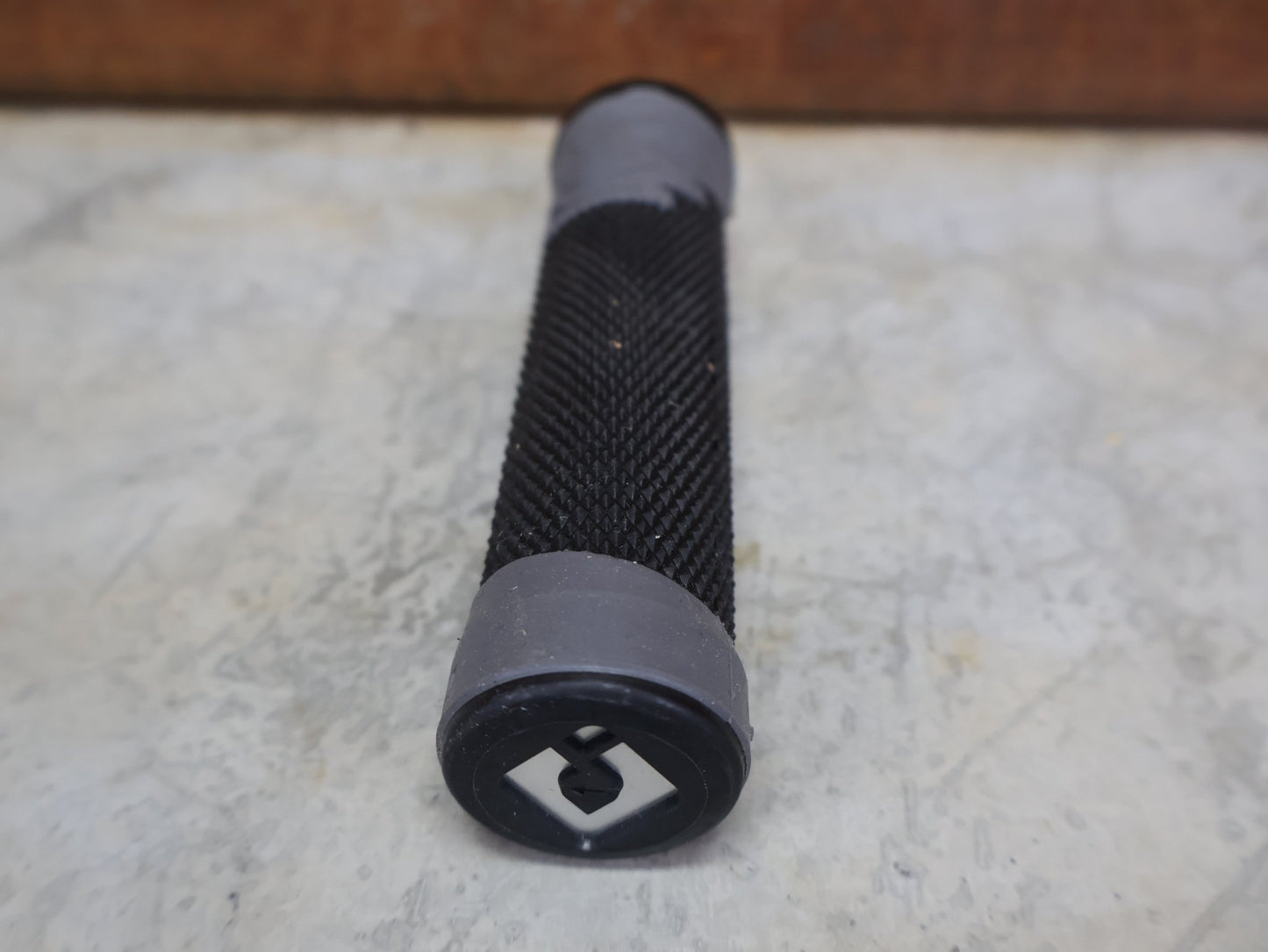 Griffe und Lenkerbänder von Odi, ODI AG - 2 LOCK - ON GRIPS – 135 MM / BLACK – AARON GWIN SIGNATURE vor USEDBIKES - OB.DE Hintergrund