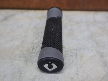 Griffe und Lenkerbänder von Odi, ODI AG - 2 LOCK - ON GRIPS – 135 MM / BLACK – AARON GWIN SIGNATURE vor USEDBIKES - OB.DE Hintergrund