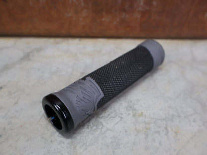 Griffe und Lenkerbänder von Odi, ODI AG - 2 LOCK - ON GRIPS – 135 MM / BLACK – AARON GWIN SIGNATURE vor USEDBIKES - OB.DE Hintergrund