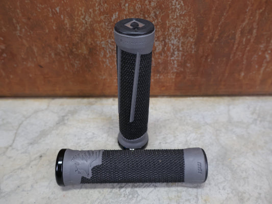 Griffe und Lenkerbänder von Odi, ODI AG - 2 LOCK - ON GRIPS – 135 MM / BLACK – AARON GWIN SIGNATURE vor USEDBIKES - OB.DE Hintergrund