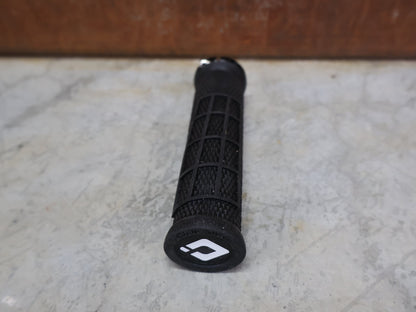 Griffe und Lenkerbänder von Odi, ODI ELITE FLOW LOCK - ON 2.1 GRIPS 130 MM BLACK - BLACK – D33EFB - B vor USEDBIKES - OB.DE Hintergrund