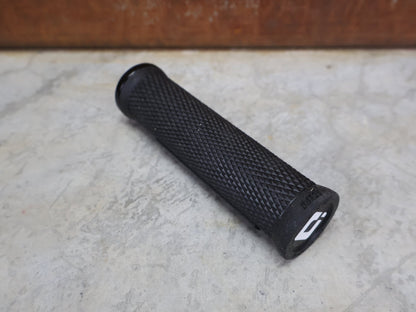 Griffe und Lenkerbänder von Odi, ODI ELITE FLOW LOCK - ON 2.1 GRIPS 130 MM BLACK - BLACK – D33EFB - B vor USEDBIKES - OB.DE Hintergrund