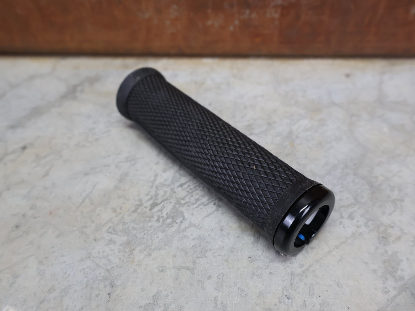 Griffe und Lenkerbänder von Odi, ODI ELITE FLOW LOCK - ON 2.1 GRIPS 130 MM BLACK - BLACK – D33EFB - B vor USEDBIKES - OB.DE Hintergrund
