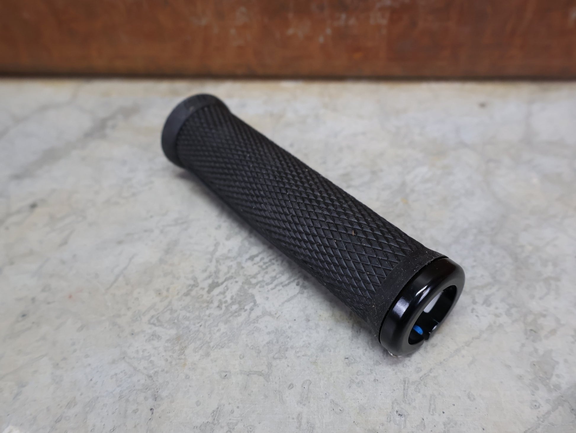 Griffe und Lenkerbänder von Odi, ODI ELITE FLOW LOCK - ON 2.1 GRIPS 130 MM BLACK - BLACK – D33EFB - B vor USEDBIKES - OB.DE Hintergrund