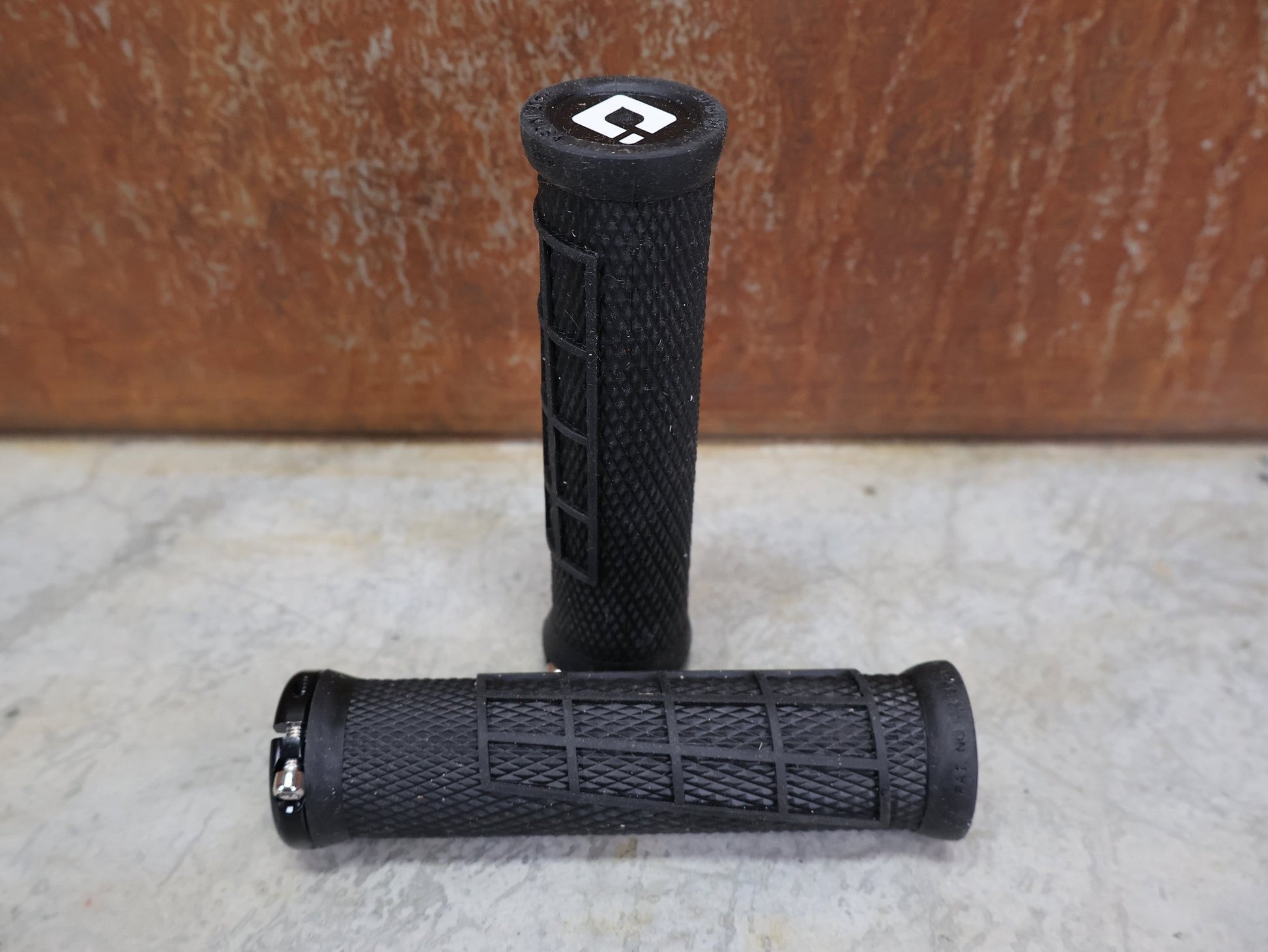 Griffe und Lenkerbänder von Odi, ODI ELITE FLOW LOCK - ON 2.1 GRIPS 130 MM BLACK - BLACK – D33EFB - B vor USEDBIKES - OB.DE Hintergrund